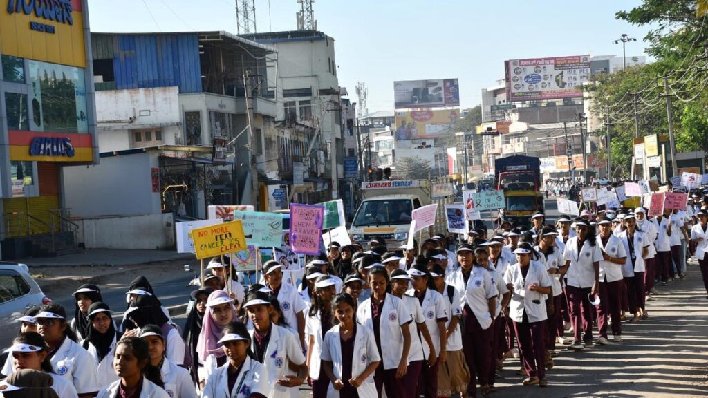 विश्वविद्यालय कैंसर के बारे में जागरूकता पैदा करने के लिए वॉकथॉन का आयोजन करता है