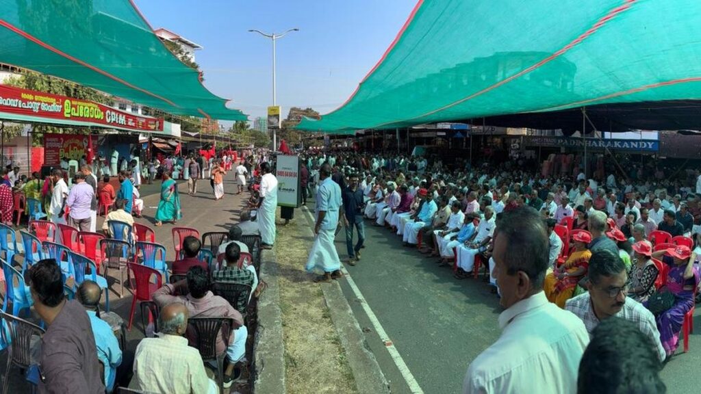 सीपीआई (एम) केरल उच्च न्यायालय के मामले के बावजूद विरोध के लिए मेजर कन्नूर रोड को ब्लॉक करता है