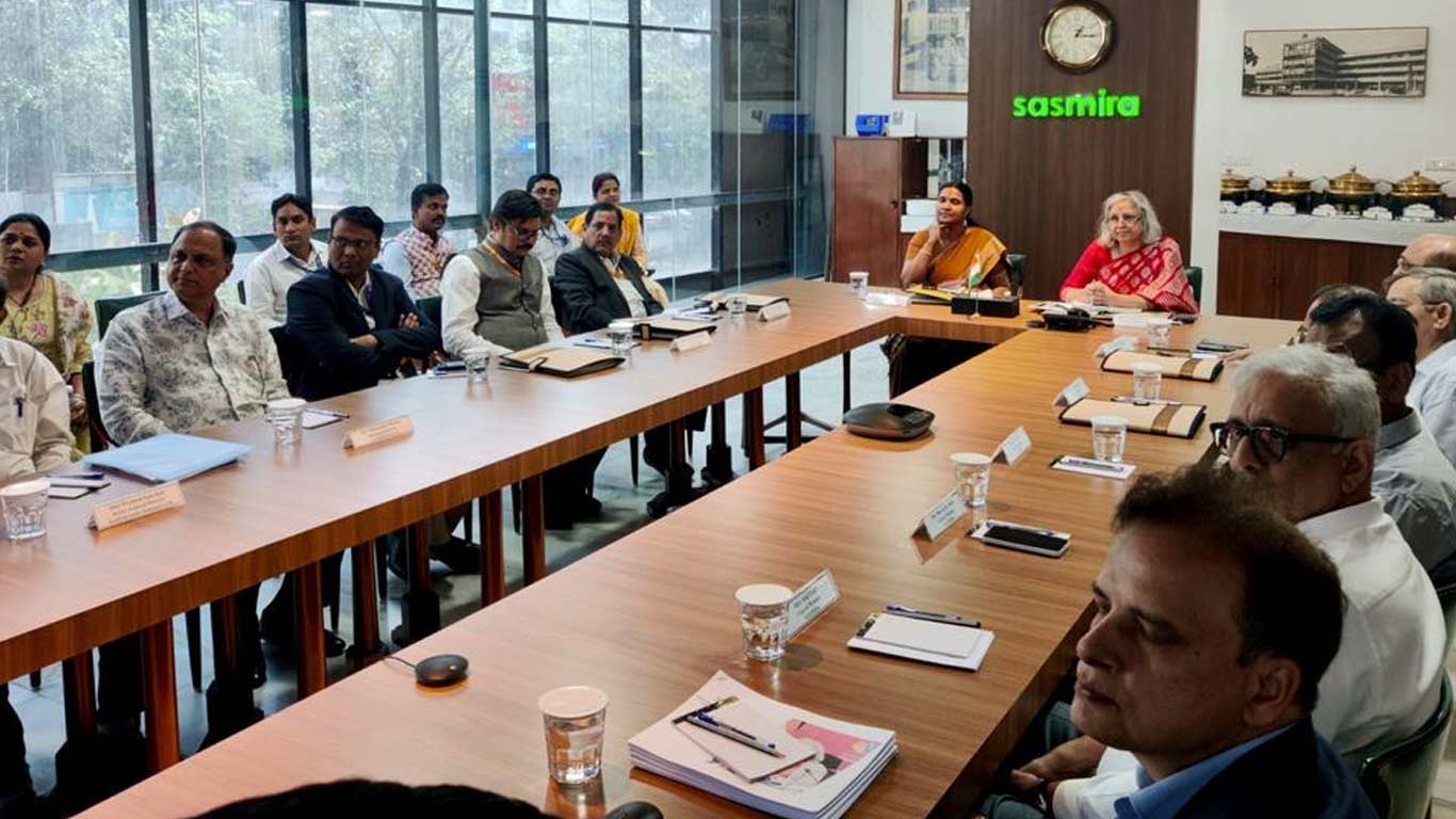 कपड़ा सचिव ने मुंबई में प्रमुख संस्थानों, नीति परिणामों और क्षेत्र की चुनौतियों की समीक्षा की