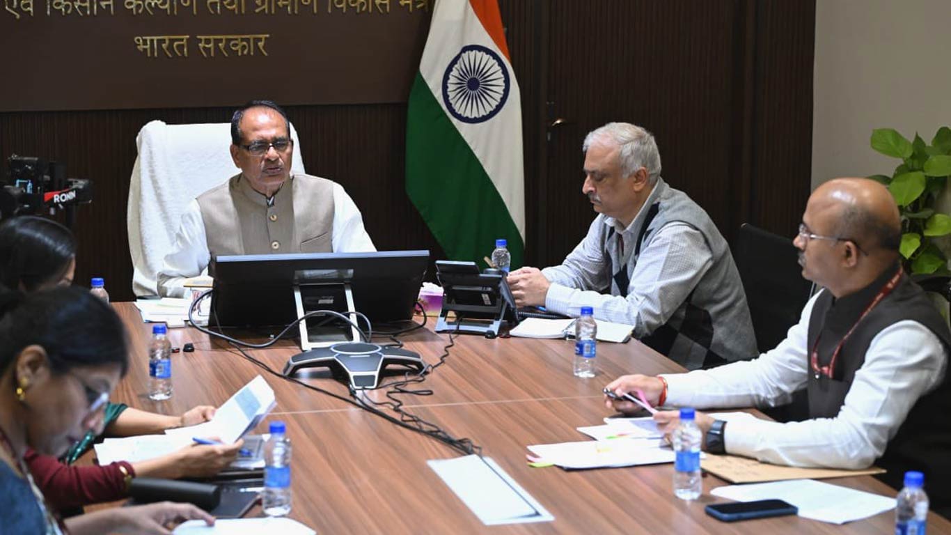 कृषि योजना कार्यान्वयन पर बैठक की अध्यक्षता शिवराज सिंह चौहान ने की