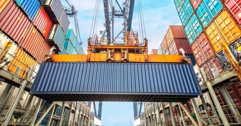 वैश्विक अनिश्चितता के बीच फरवरी में भारत का व्यापारिक निर्यात 0.81% गिरकर 36.61 बिलियन अमेरिकी डॉलर हो गया