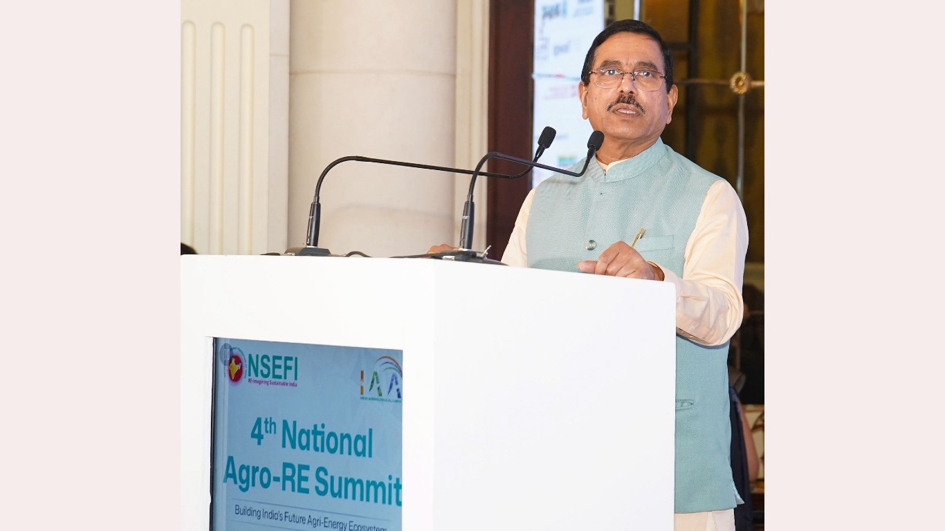 सोलर पंप और एग्रीवोल्टिक्स से किसानों की आय बढ़ेगी: प्रल्हाद जोशी